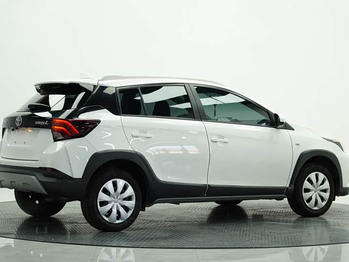 Фото 5 - Toyota Yaris L Hatchback