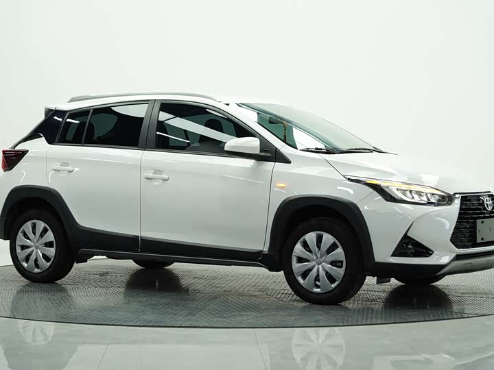 Фото 6 - Toyota Yaris L Hatchback