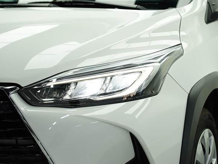 Фото 7 - Toyota Yaris L Hatchback