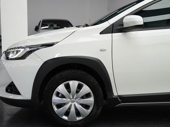 Фото 8 - Toyota Yaris L Hatchback