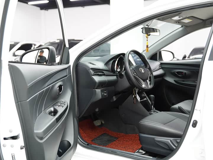 Фото 9 - Toyota Yaris L Hatchback