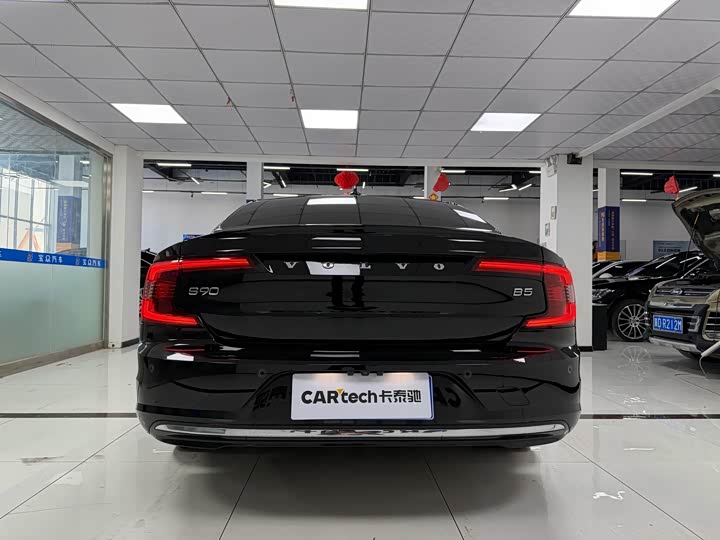 Фото 15 - Volvo S90