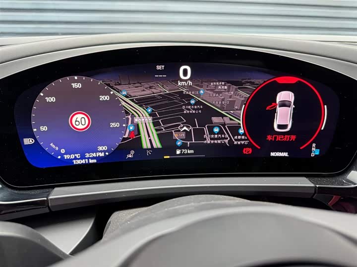 Фото 14 - Porsche Macan EV