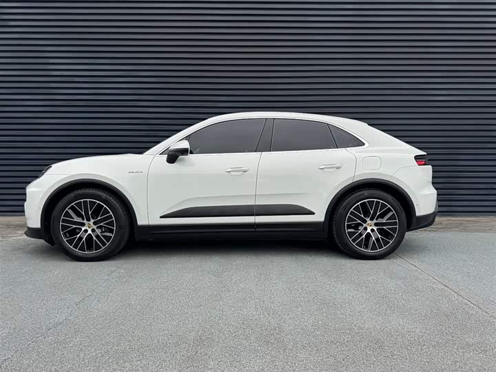 Фото 2 - Porsche Macan EV