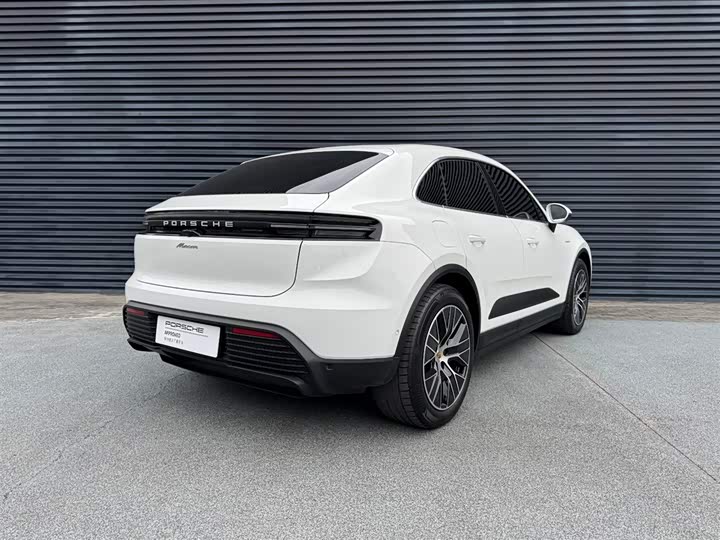 Фото 3 - Porsche Macan EV