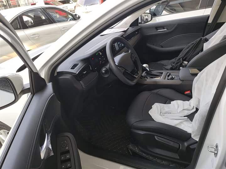 Фото 14 - Roewe i5