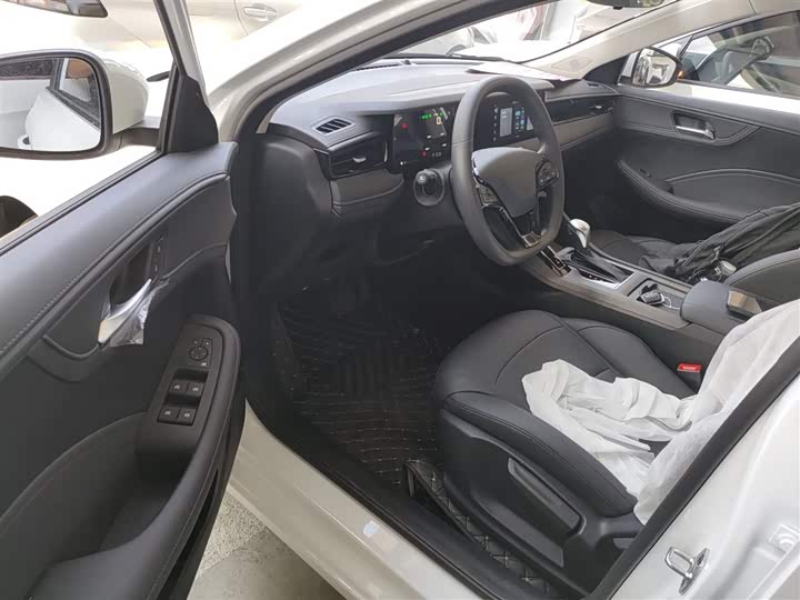 Фото 15 - Roewe i5