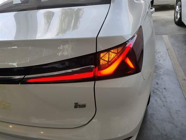 Фото 7 - Roewe i5