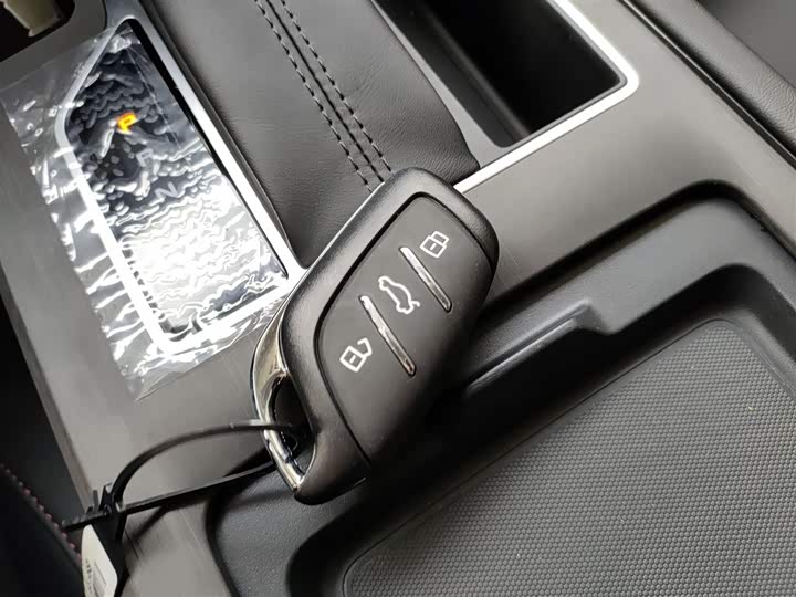 Фото 8 - Roewe i5