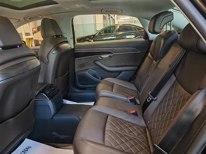 Фото 11 - Audi A8