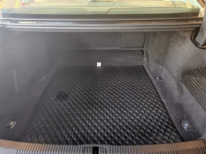 Фото 16 - Audi A8