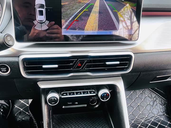 Фото 13 - Geely Coolray