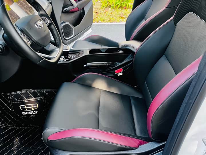 Фото 14 - Geely Coolray