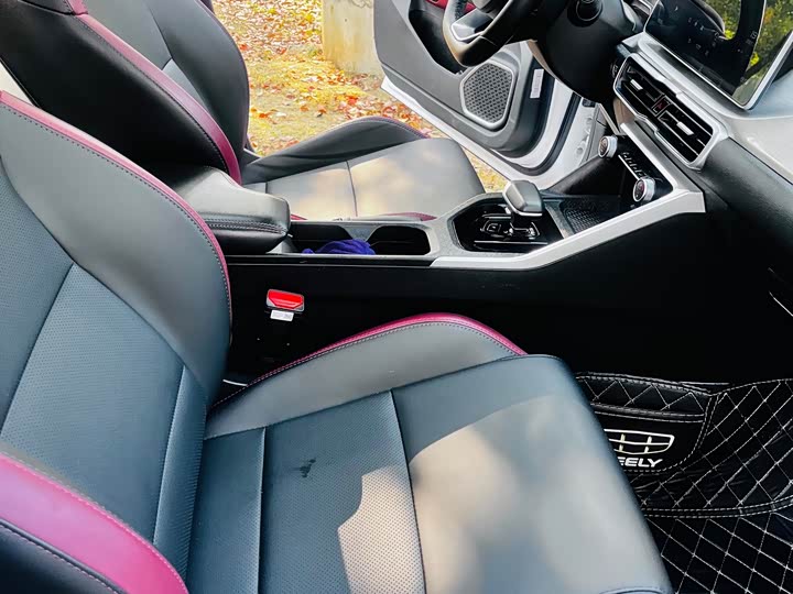 Фото 15 - Geely Coolray