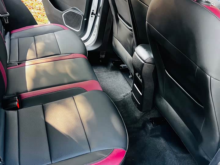 Фото 16 - Geely Coolray