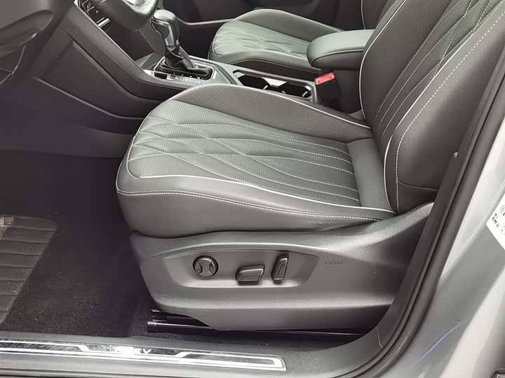 Фото 20 - Volkswagen Tiguan L Hybrid