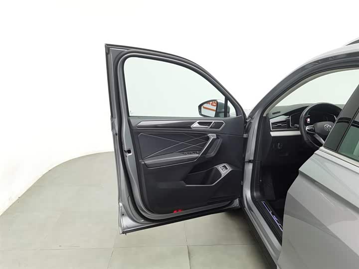 Фото 8 - Volkswagen Tiguan L Hybrid