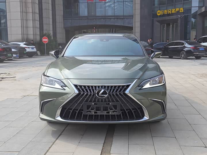 Фото 2 - Lexus ES