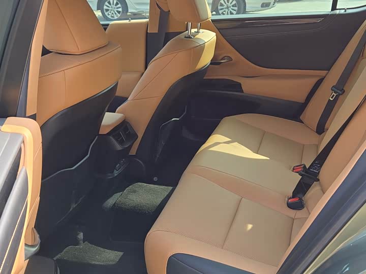 Фото 7 - Lexus ES