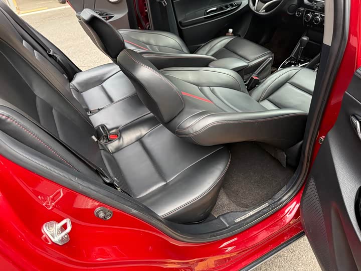 Фото 10 - Toyota Yaris L Hatchback