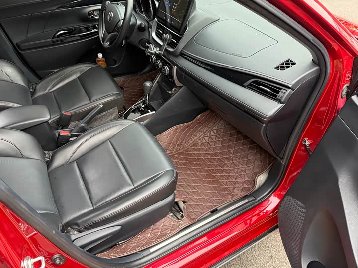 Фото 12 - Toyota Yaris L Hatchback