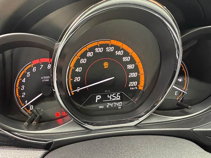 Фото 15 - Toyota Yaris L Hatchback