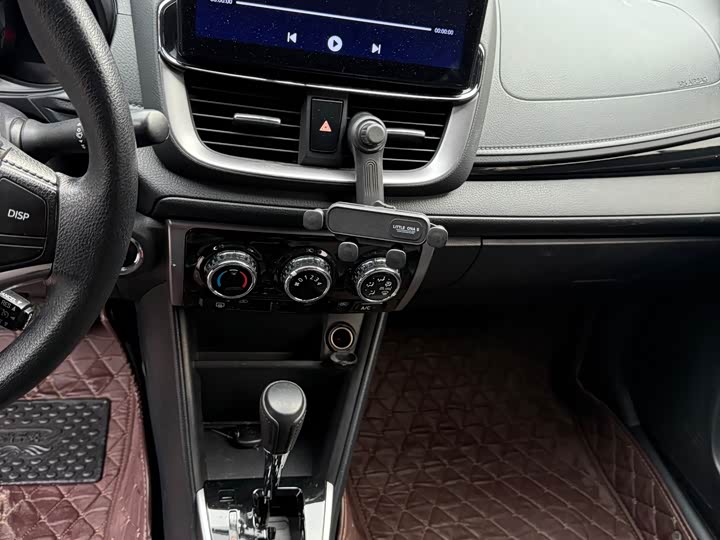 Фото 16 - Toyota Yaris L Hatchback