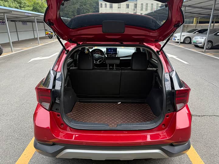 Фото 18 - Toyota Yaris L Hatchback