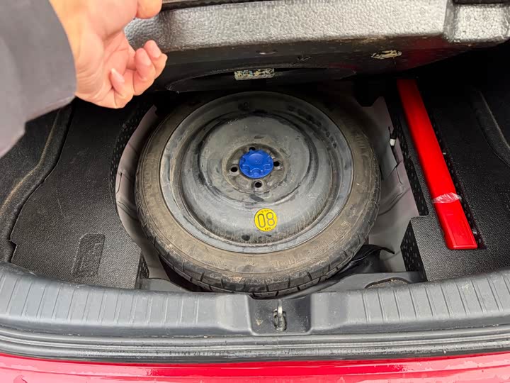 Фото 19 - Toyota Yaris L Hatchback