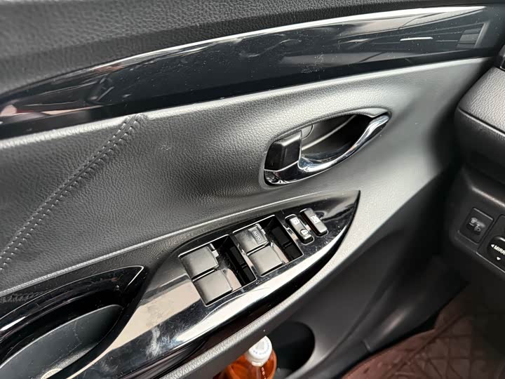 Фото 21 - Toyota Yaris L Hatchback