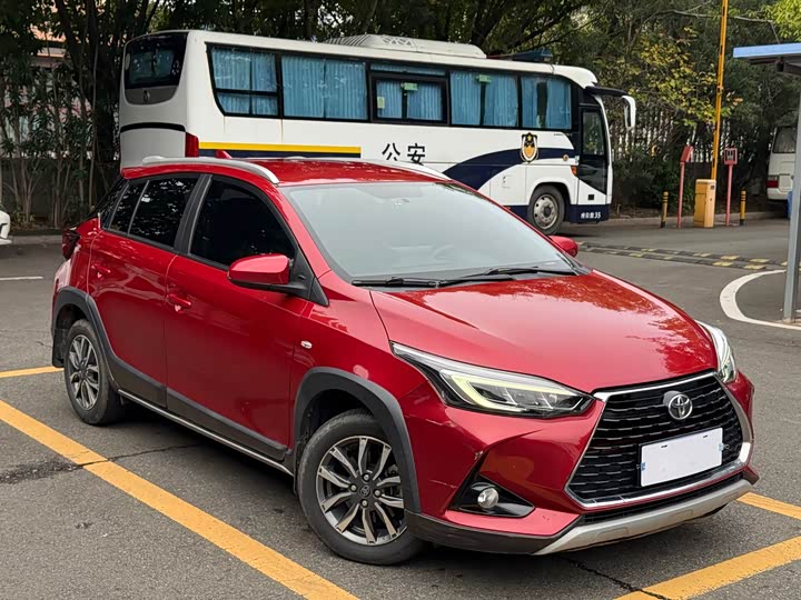 Фото 3 - Toyota Yaris L Hatchback