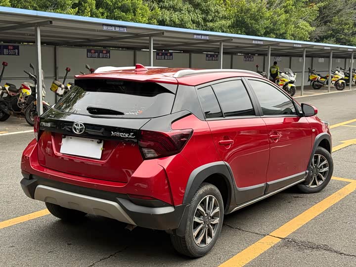 Фото 4 - Toyota Yaris L Hatchback