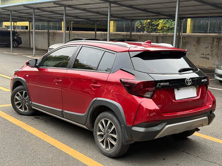 Фото 6 - Toyota Yaris L Hatchback