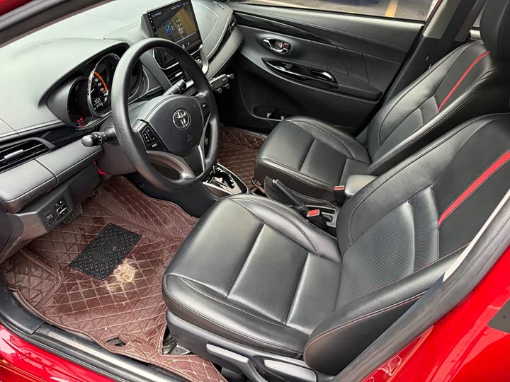 Фото 7 - Toyota Yaris L Hatchback