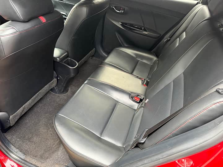 Фото 8 - Toyota Yaris L Hatchback