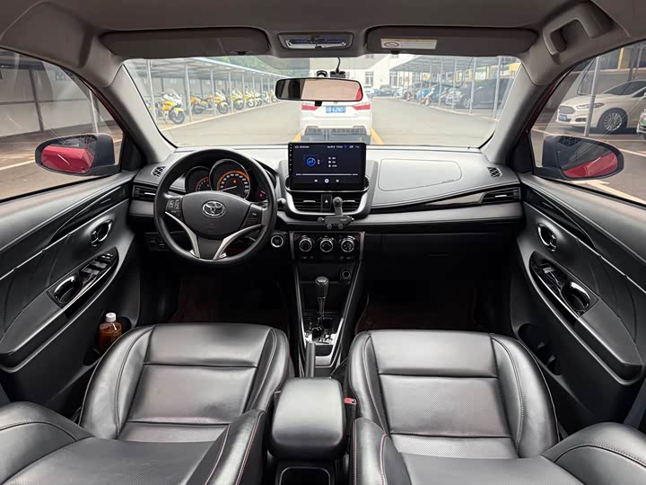 Фото 9 - Toyota Yaris L Hatchback