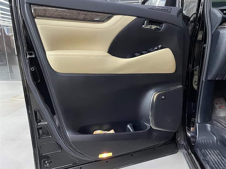 Фото 13 - Toyota Vellfire