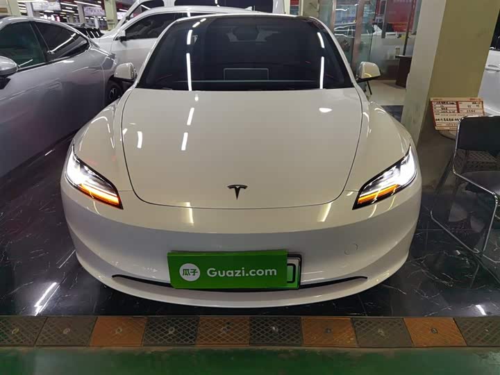 Фото 3 - Tesla Model 3