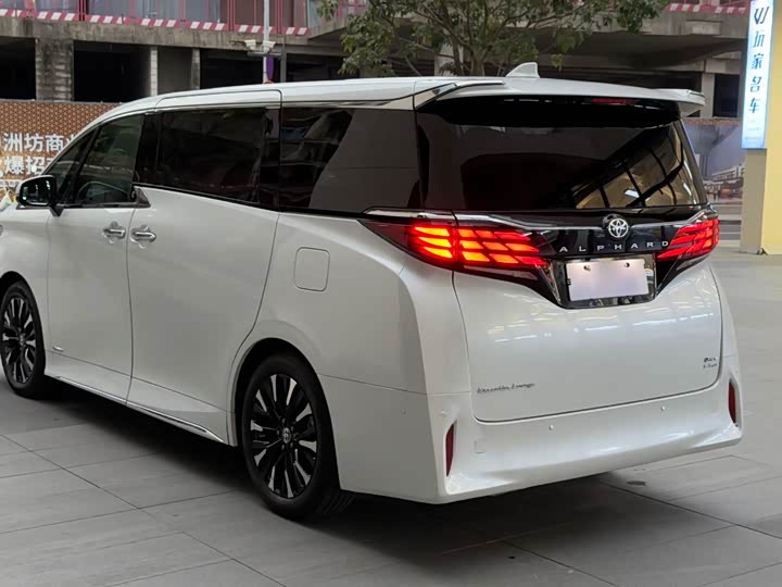 Фото 10 - Toyota Alphard