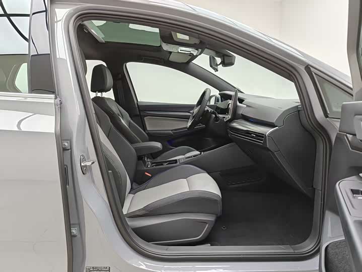 Фото 10 - Volkswagen Golf