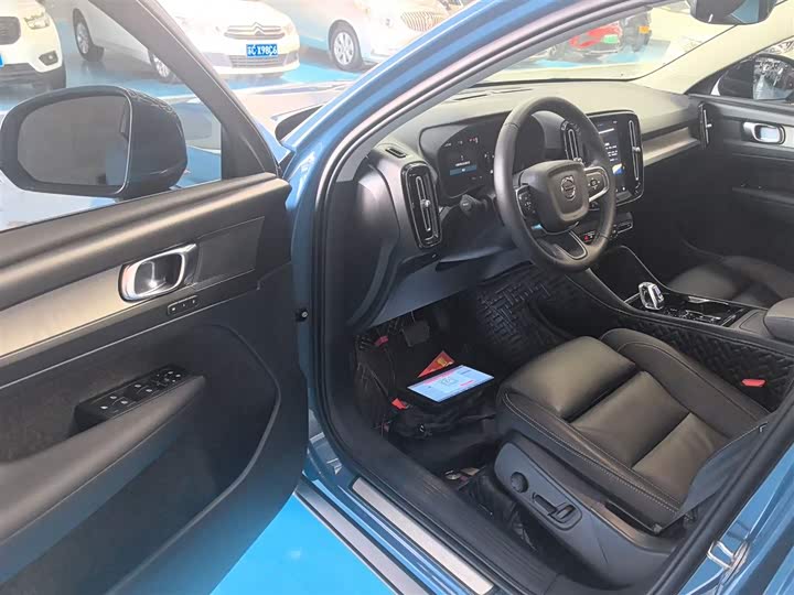 Фото 16 - Volvo XC40