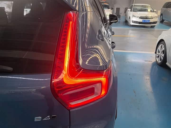 Фото 8 - Volvo XC40
