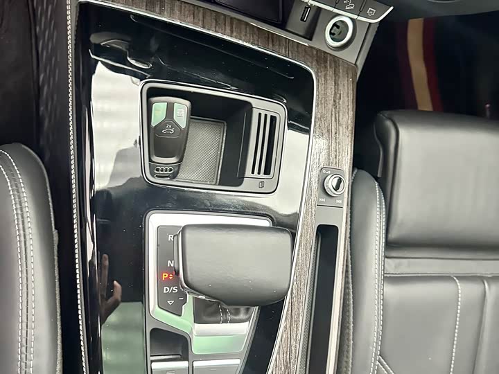 Фото 13 - Audi Q5L