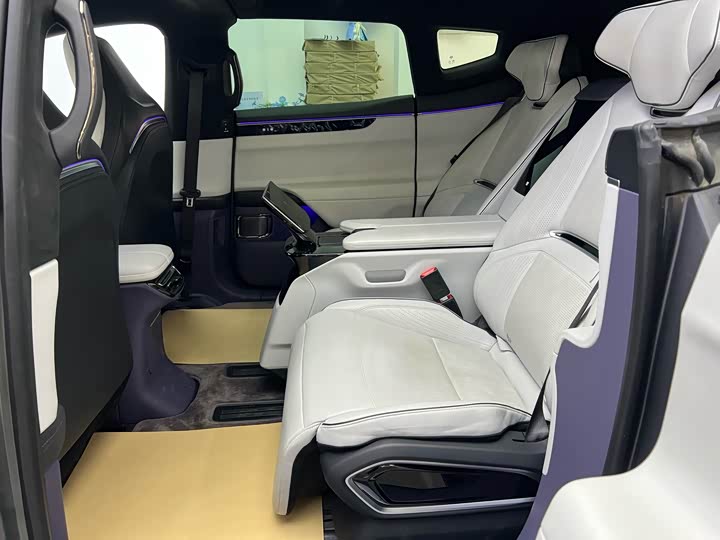 Фото 10 - HiPhi X