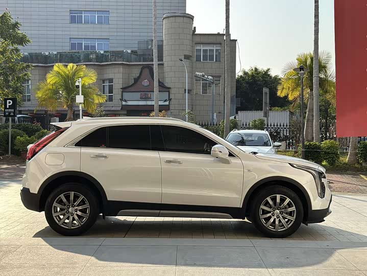 Фото 8 - Cadillac XT4