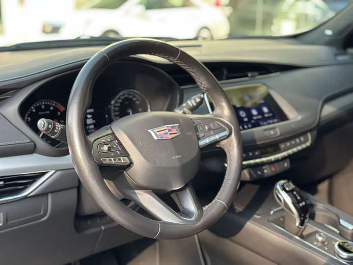 Фото 9 - Cadillac XT4