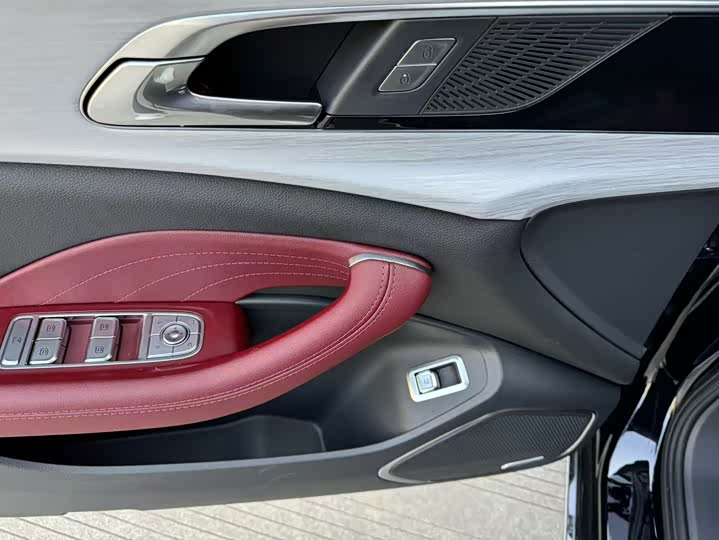 Фото 7 - Hongqi H5