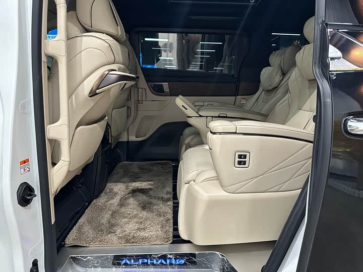 Фото 17 - Toyota Alphard