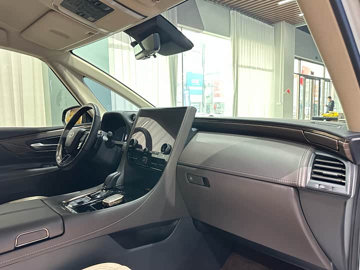 Фото 9 - Toyota Alphard