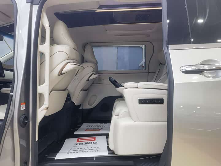 Фото 14 - Lexus LM
